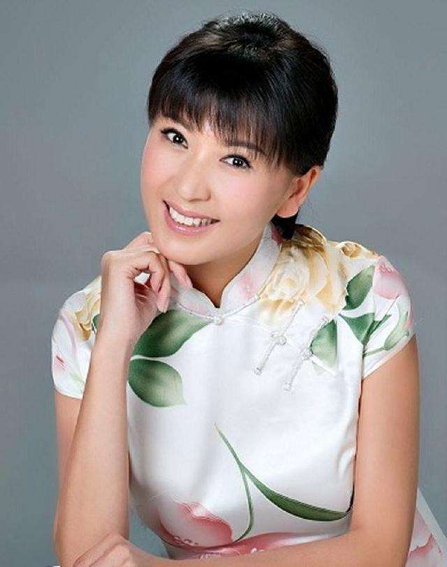 闫学晶|她是春晚常客,不顾反对嫁二婚富豪当后妈,今45岁坚持生二胎