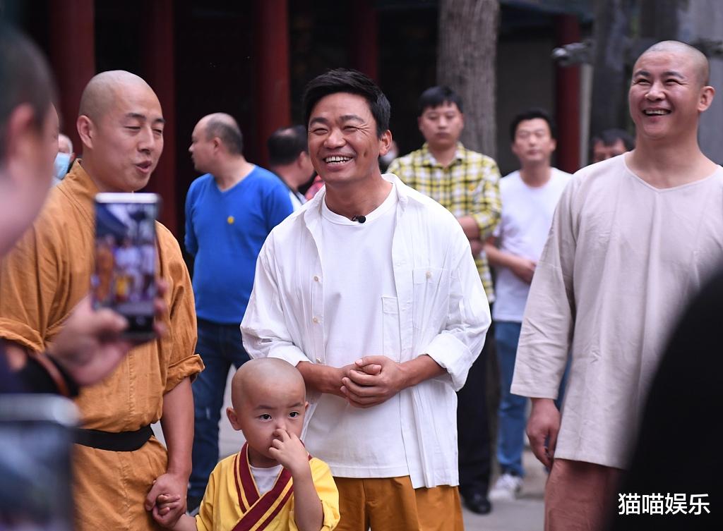 王宝强|王宝强重返少林寺,与师兄弟相见心情大好,扎马步打拳功底依旧过硬