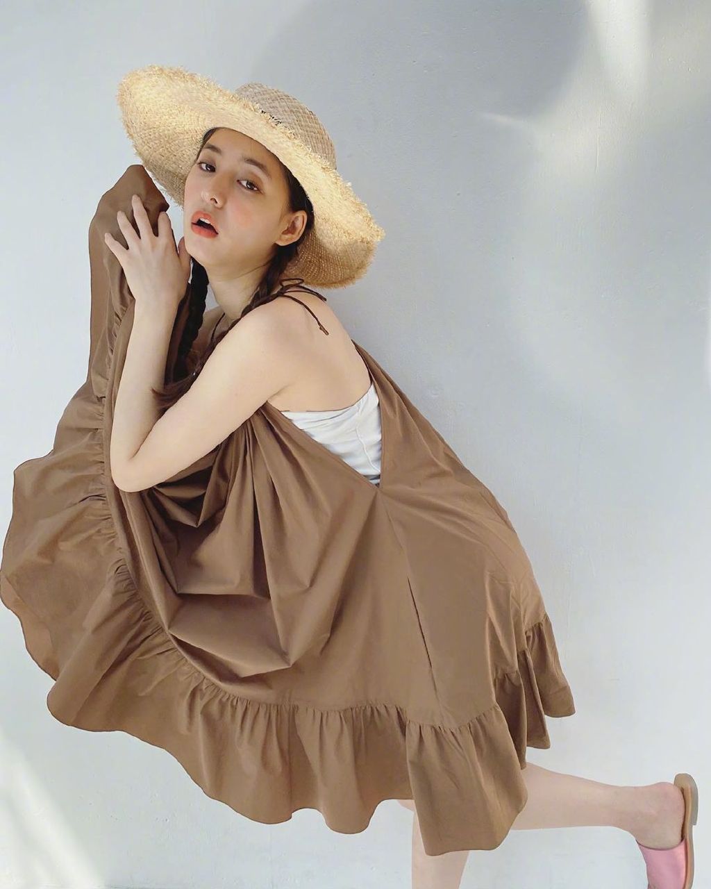 「新木优子」“日本第一仙女”新木优子，穿碎花裙子好治愈，这就是男生都喜欢的样子吧