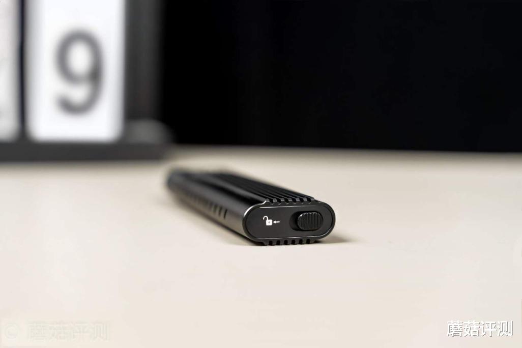 英特尔|极致冷静，高速稳定、优越者 M.2硬盘盒S209A 评测