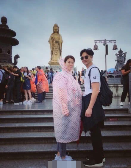 袁咏仪|袁咏仪张智霖去普陀山，夫妻搞怪合影，好友晒私底下二人恩爱牵手