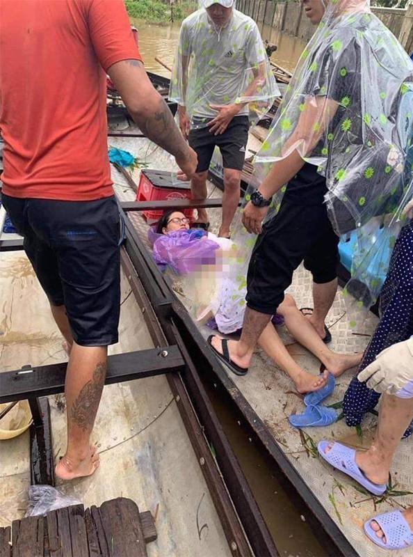 睹图|孕妇临产外面却发洪水，结果她在送医院的小船上生下6斤多女儿