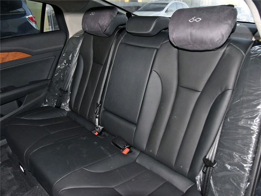 【豪车】专为国人打造的“豪车”！车长近5米，配11个BOSE音响，跌破13万