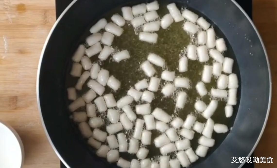 「爆米花」空心爆米花，酥香脆爽，制作简单，一口一把吃不够