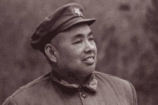 『许世友』王震用七个“特殊”,传达开国上将土葬批示,邓小平:下不为例