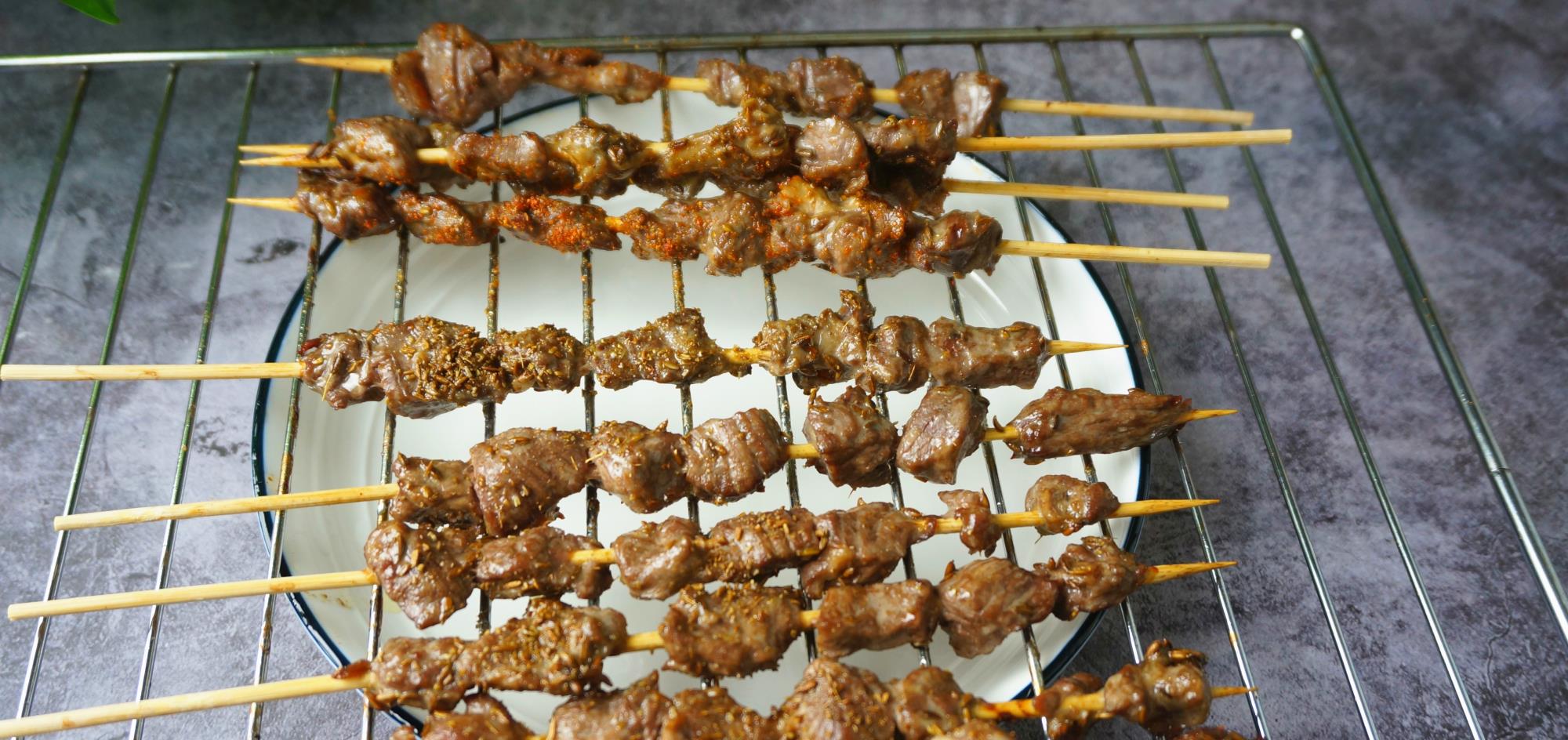羊肉串■想吃羊肉串自己在家烤，健康无油烟，做法超简单