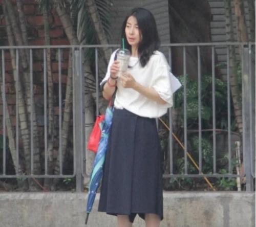 【郭晶晶】郭晶晶剪了短发，人都变时髦了，不再有之前的乡土气息！