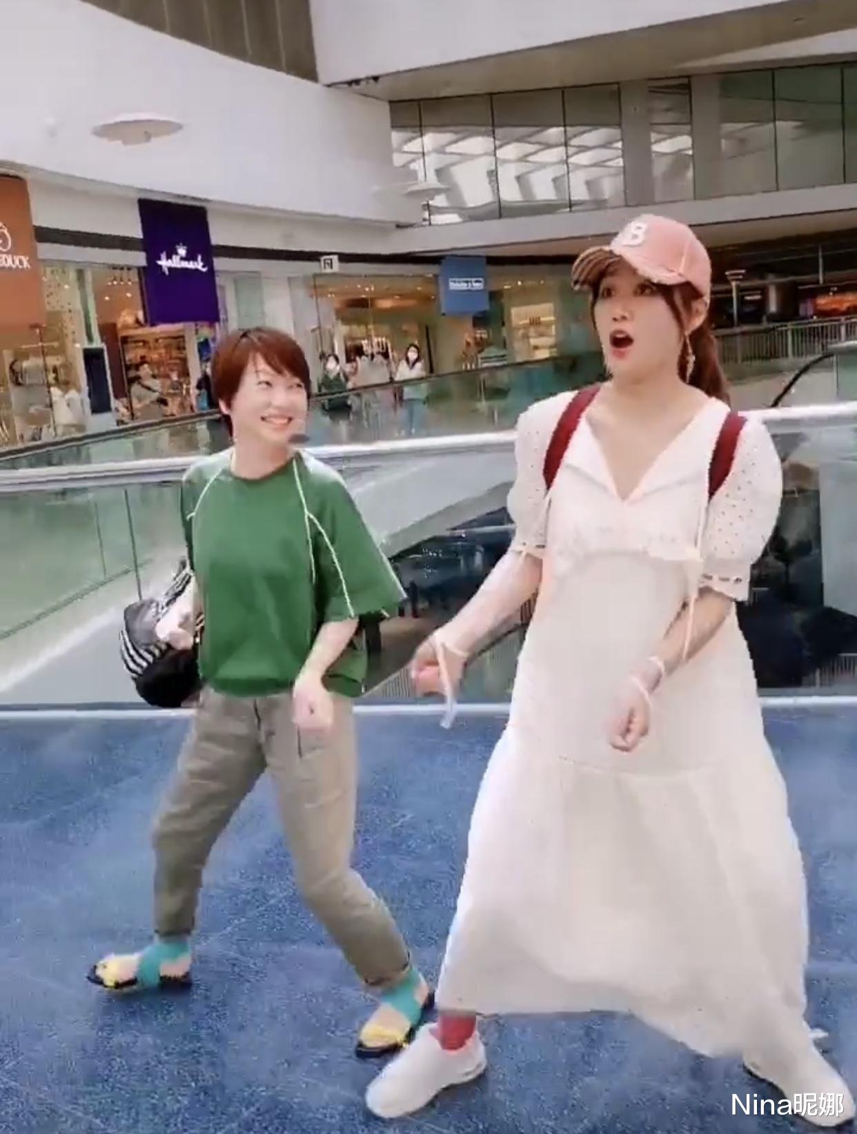 连衣裙▲51岁梁小冰商场真放得开，穿连衣裙同建宁公主跳舞，粉帽马尾辫好软萌