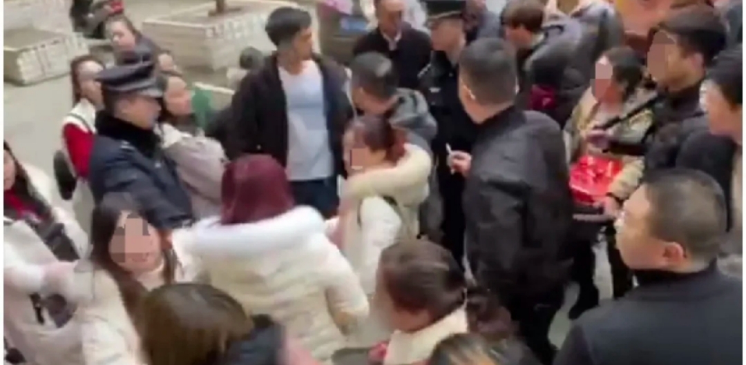 侃些个车 新娘回应“内衣不合适据接亲”：彩礼会退，感情没了