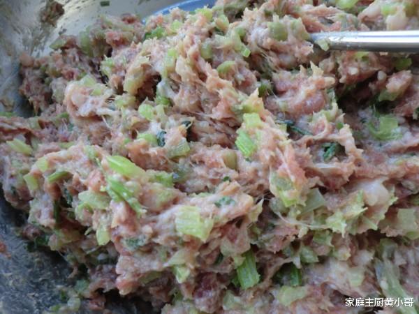 饺子■包芹菜饺子时，芹菜需要焯水吗？大厨教你正确做法，清香又鲜嫩