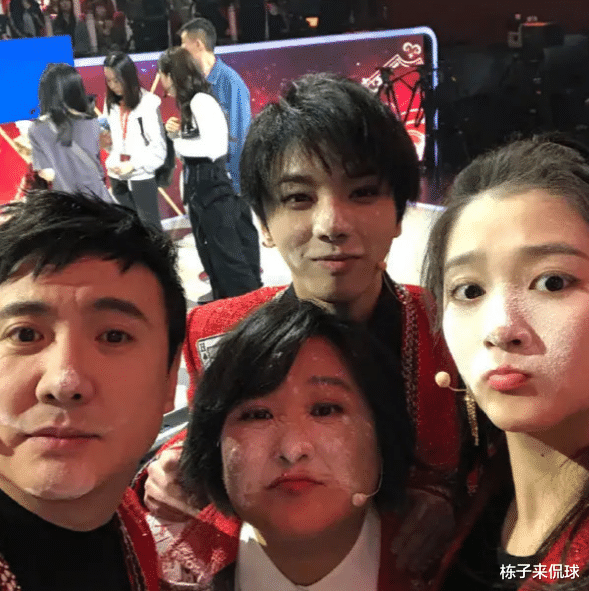 关晓彤：王牌收官关晓彤发动态，却暴露下季嘉宾，看到C位的他后鹿粉激动了