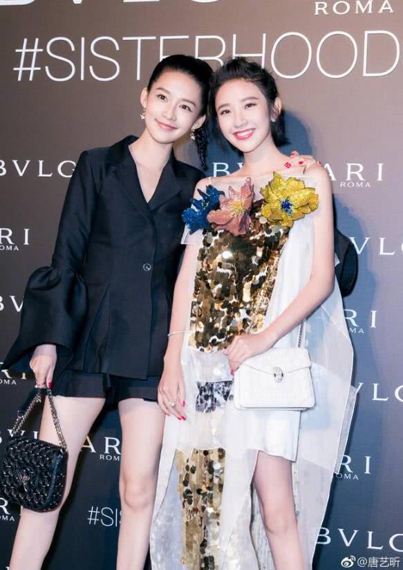 「张若昀」李沁挽张若昀胳膊时，谁注意张若昀手在干嘛？一个动作暴露真相！