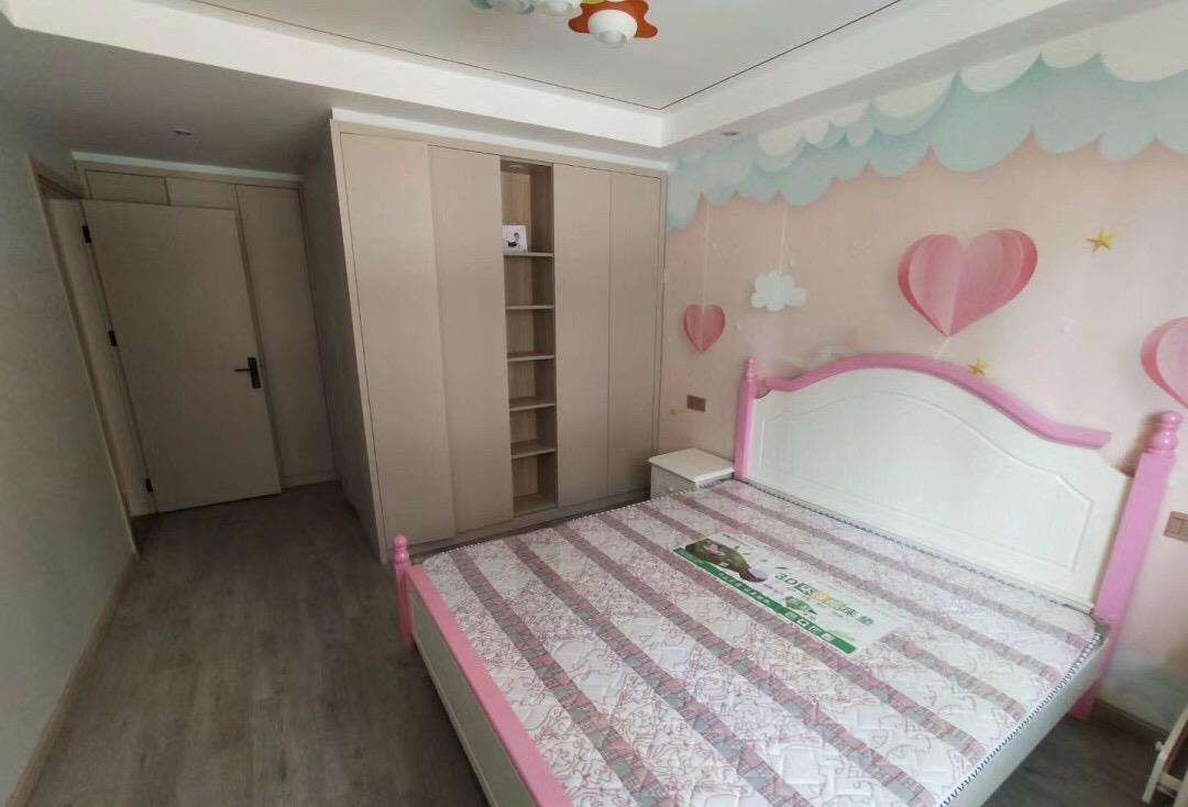 @终于装修完工，隐形门电视墙非常喜欢，卧室打飘窗柜很实用，晒晒