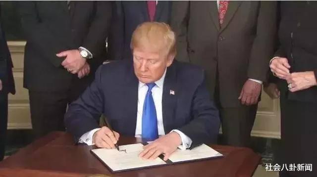 「特朗普」罪名成立？特朗普下达重要命令，震撼全球，博尔顿怒斥：你才是叛国罪！