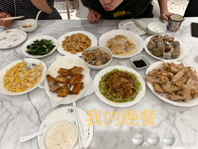 魏大勋@张子萱偷偷秀恩爱,晒老公视角下萌照,双下巴和圆脸,真可爱啊!