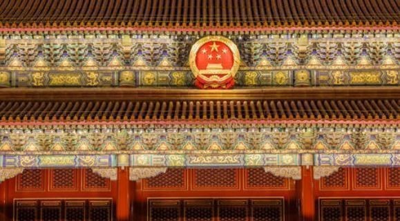 |天安门国徽上的秘密,八个人的名字被刻字后面,他们是谁?