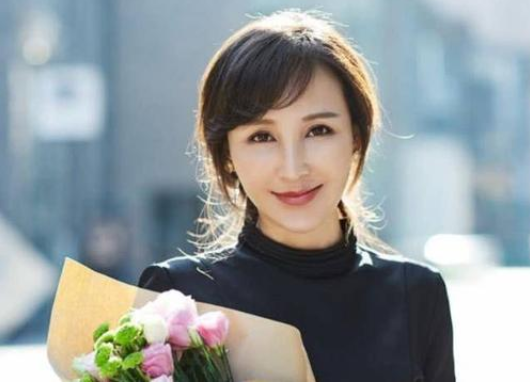 岳丽娜|19岁与导演私奔，裸婚住地下室连生3胎，今丈夫用整部剧捧红她