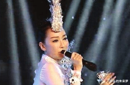 「萨顶顶」3次上春晚出尽洋相，与富豪相识90分钟就领证，今39岁成这般模样