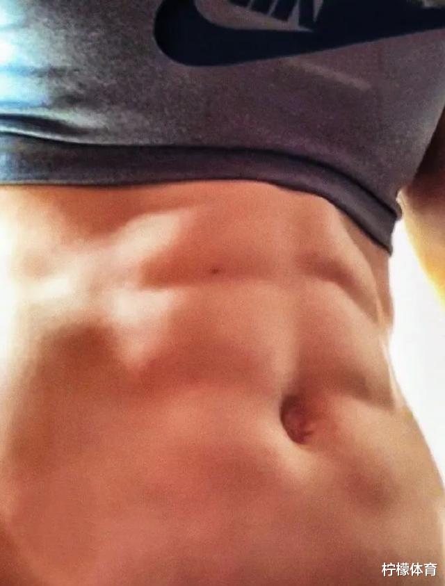 周琦:周琦再次躺枪!女篮姑娘一照片火遍全网,拿着两千万工资不愧疚么