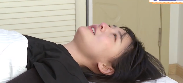 郑爽：郑爽录真人秀腰伤复发，请老中医帮忙治病，镜头放大表情后，令粉丝心疼