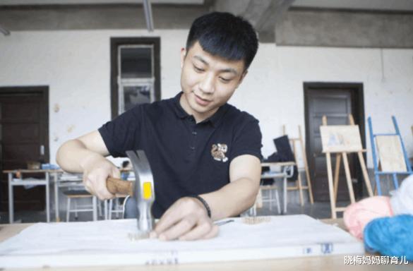 大学|收到录取通知书,父母很开心打开却哭了,懂事的孩子选择“复读”