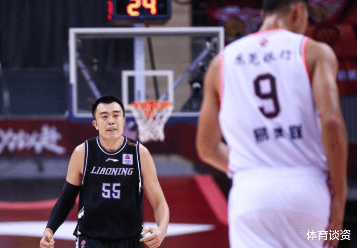 韩德君|11中3！韩德君被广东3内线防死，连遭封盖太难了，周琦快来抄作业