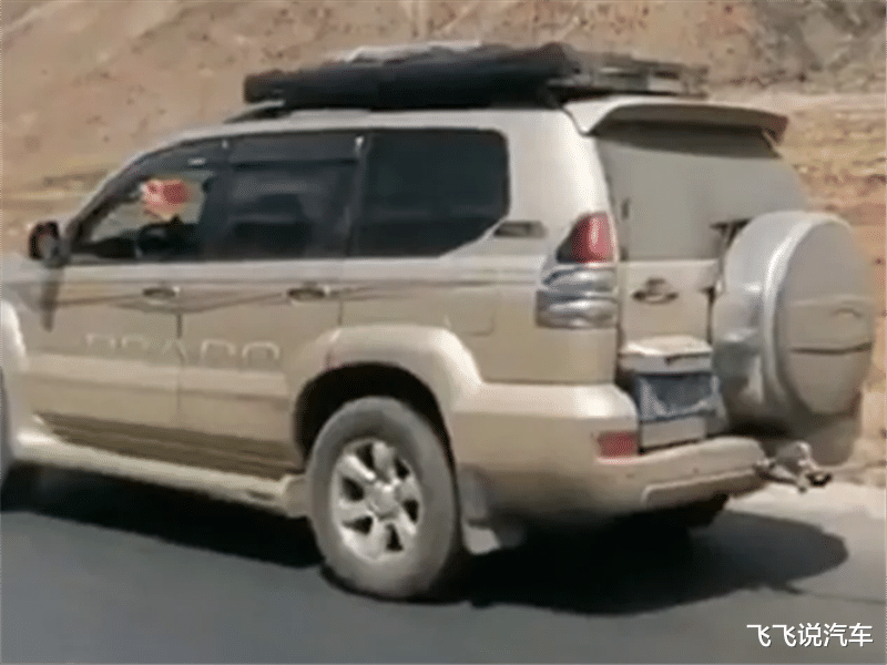 川藏线@又一网红被扒“假徒步”，镜头前艰难拖车，镜头后却有普拉多拉着！