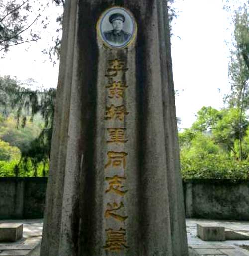 警卫员|这位开国少将智勇双全，却在主持会议时，被警卫员刺杀了