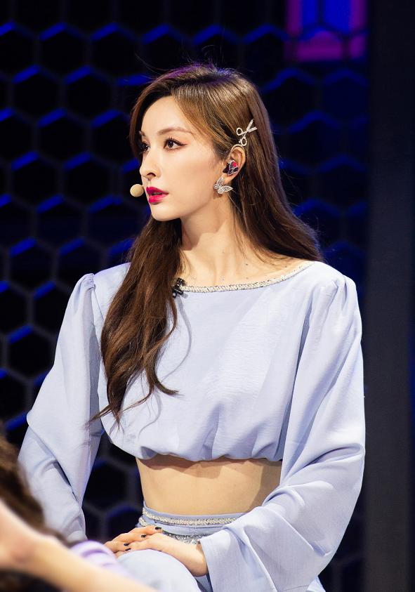 蝴蝶|吴昕又带火一款“剪刀发夹”,搭蝴蝶耳环美出新高度