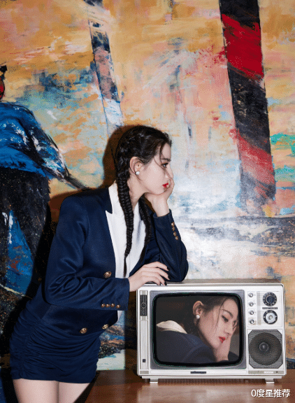 迪丽热巴|迪丽热巴身材太无敌！穿西服裙秀出身材太撩人，男粉看了都尖叫