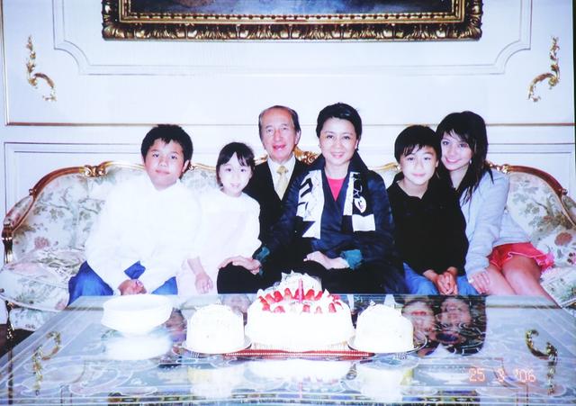 赌王|赌王四房珍藏合影曝光：许晋亨陈百强惊喜出镜，神秘儿子何猷邦被刻意隐藏