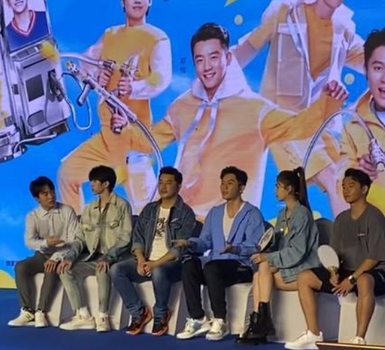 「郭麒麟」跑男大合影，郭麒麟1米7太显矮，蔡徐坤下意识举动被夸：涵养高