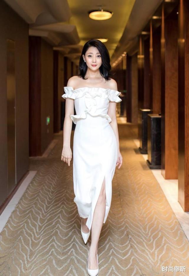 马尾辫|殷桃为了“装嫩”拼了，马尾辫扎到头顶，穿西服裙大气又减龄