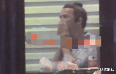 『郑则仕』60岁香港影帝北上讨生活,独自一人吃茶餐厅显“落魄”