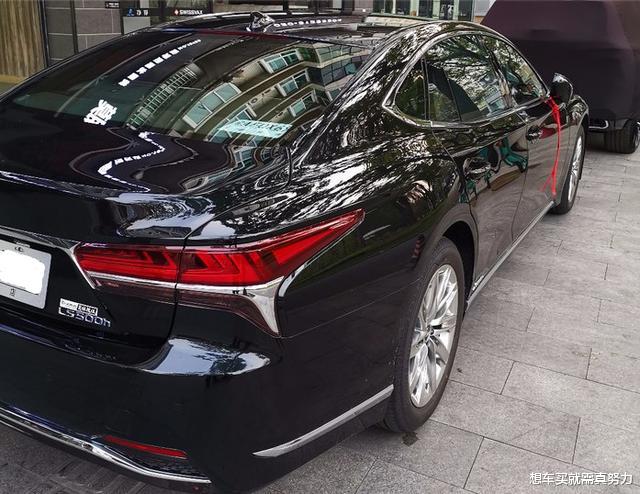 『轿车』76万元落地雷克萨斯LS500h，77折拿到车，贴膜时车主遇到“知音”