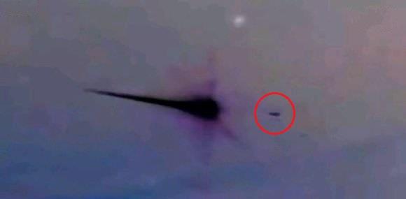 陨石|拍到天降陨石被不明飞行物击碎，可能是地外文明在暗中保护？