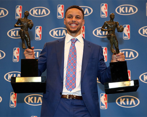 斯蒂芬·库里|场均轰32分！32岁库里又变强了？一项数据证明，他只是有“哨”了