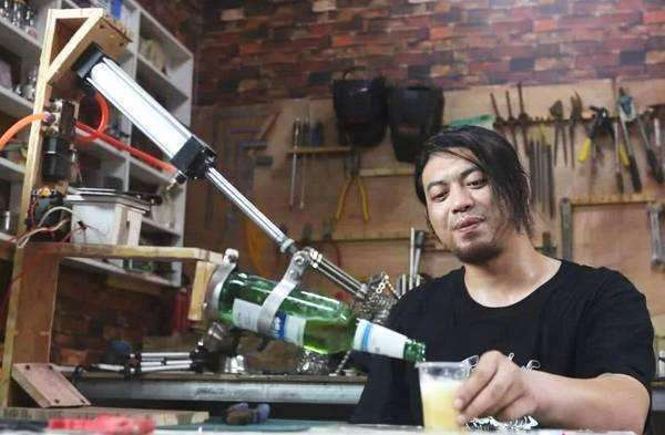 电影|他是黄渤“民间发明家”的原型，但母亲都吐槽他的发明：是真没用