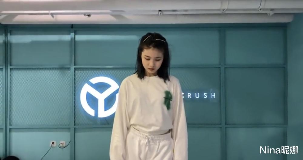 小苹果|章子怡晒小苹果夺冠视频，15岁穿露脐装热舞，170身材碾压后妈章子怡