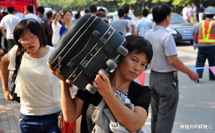 大学|大一新生开学报到, 要不要带上父母？学姐哭诉：现在想起来都后悔