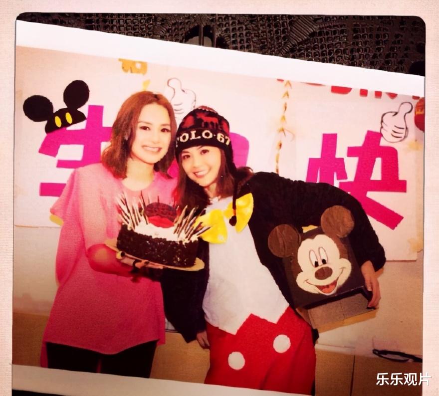 阿Sa|阿娇凌晨为蔡卓妍庆生，阿Sa穿紫色睡衣出镜，收名贵礼物卖萌