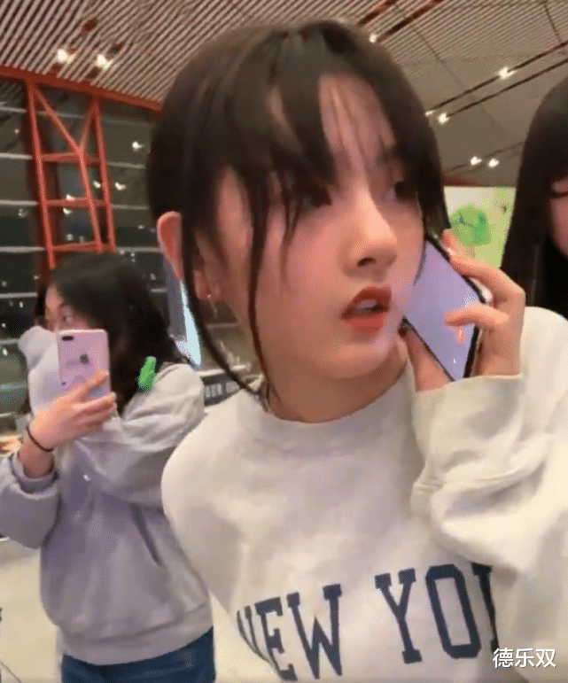 「宋祖儿」宋祖儿被路人“怼脸”拍照，看清真实五官，我没眼花吧？