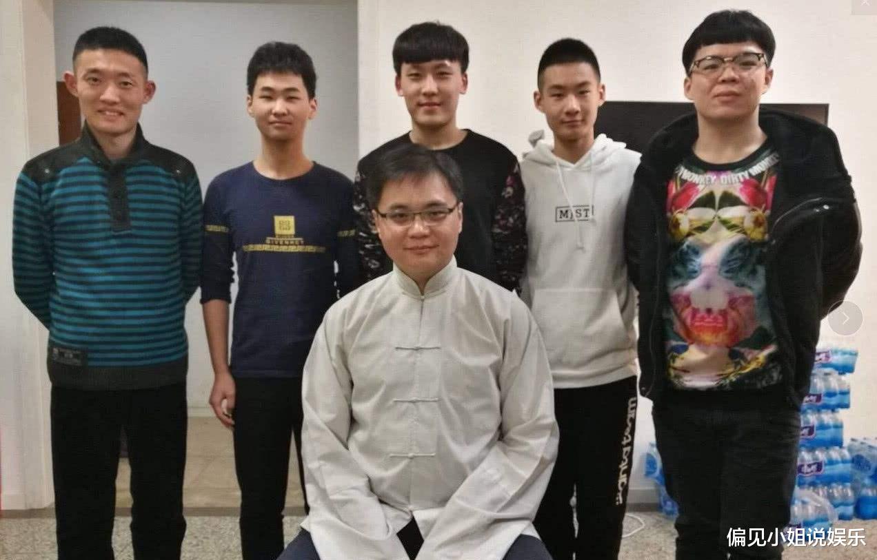 德云社|德云社规矩大揭秘，演员上台不能戴眼镜，哪怕是看不清搭档也不行