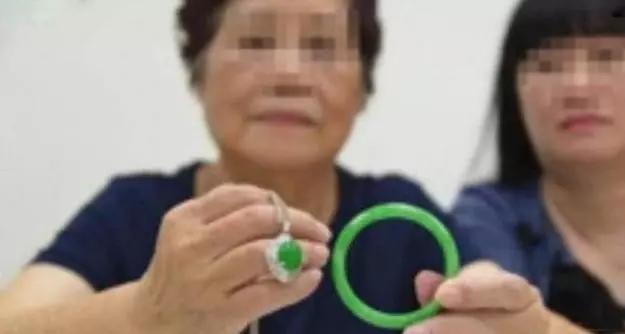 |5秒可以做一个“满绿”翡翠手镯，一个卖100万，这造假手段好高明