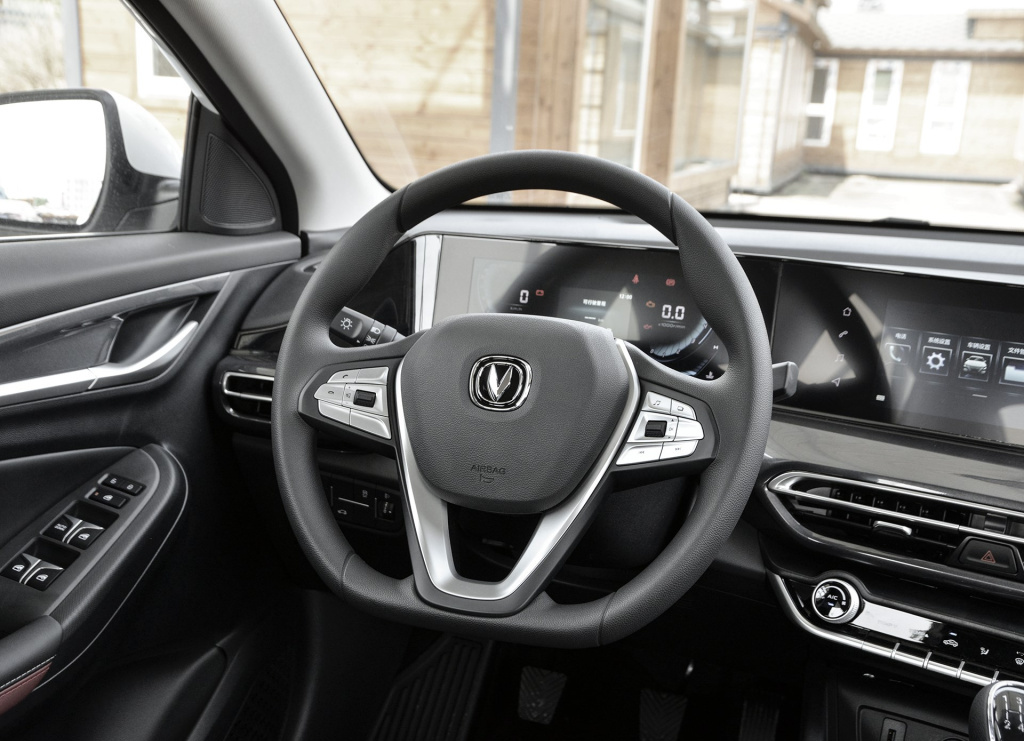 「长安逸动」6万多的长安逸动，颜值担当，车内配双联大屏，有它还开摩托车？