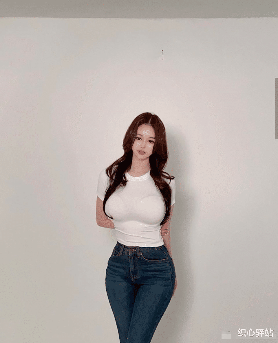 『穿衣搭配』时髦的穿搭风,让表妹彰显“凹凸有致”的身材曲线美感