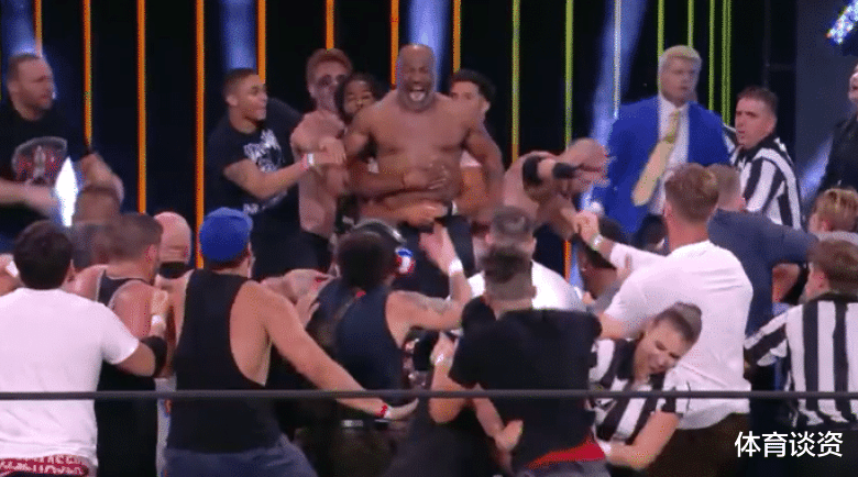 『擂台』残暴！53岁泰森重返擂台引冲突，6人才能拉住他，多人混乱太火爆