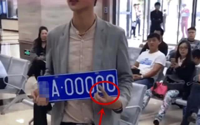 [豹子]男子提车摇到5个0豹子号，却因多了个小点，心态直接崩了