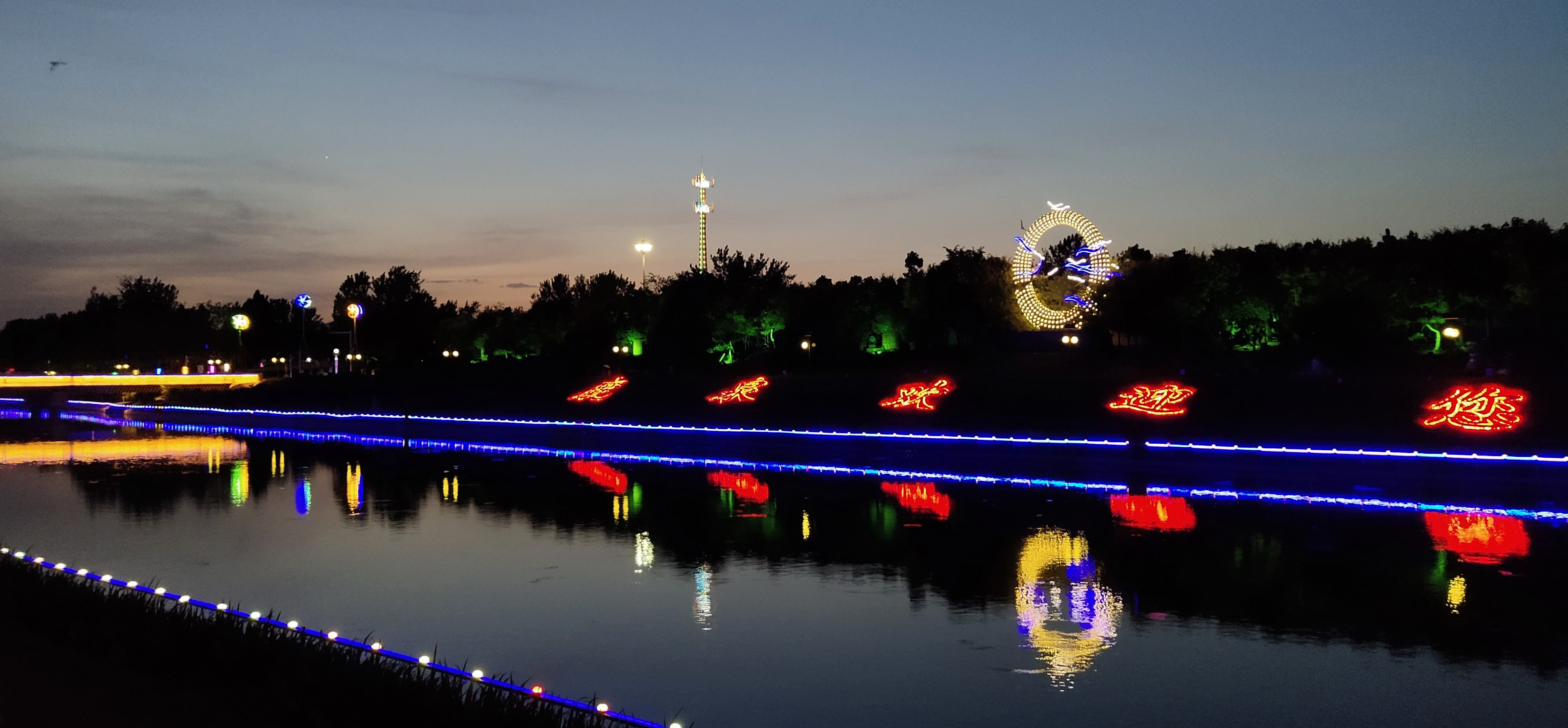 |天气越来越热，晚上来十里花廊吧，又凉快还能赏夜景