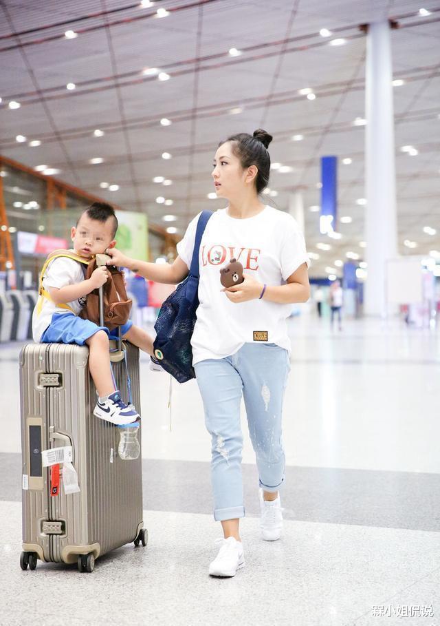 t恤|瘦身后的何洁美出少女感，穿T恤牛仔裤带娃走机场，哪像三娃妈？